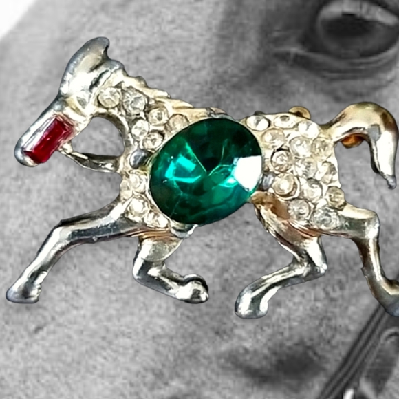 Vintage 1940s Mid Century Emerald and Ruby Crystal Rhinestone Horse Brooch - Picture 3 of 12